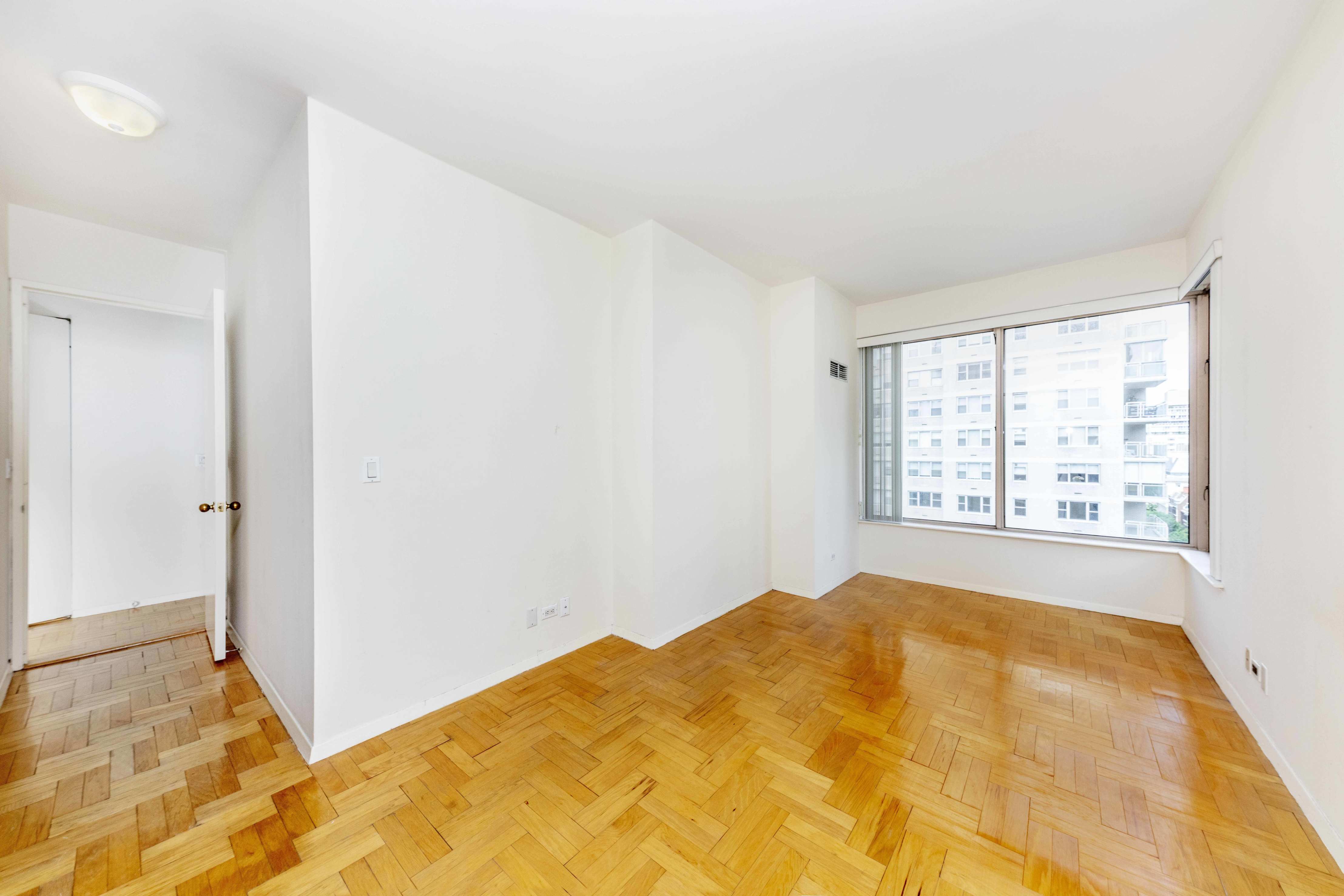 200 East 69th Street, Unit 14E Manhattan, NY 10021 - Photo 3 of 6