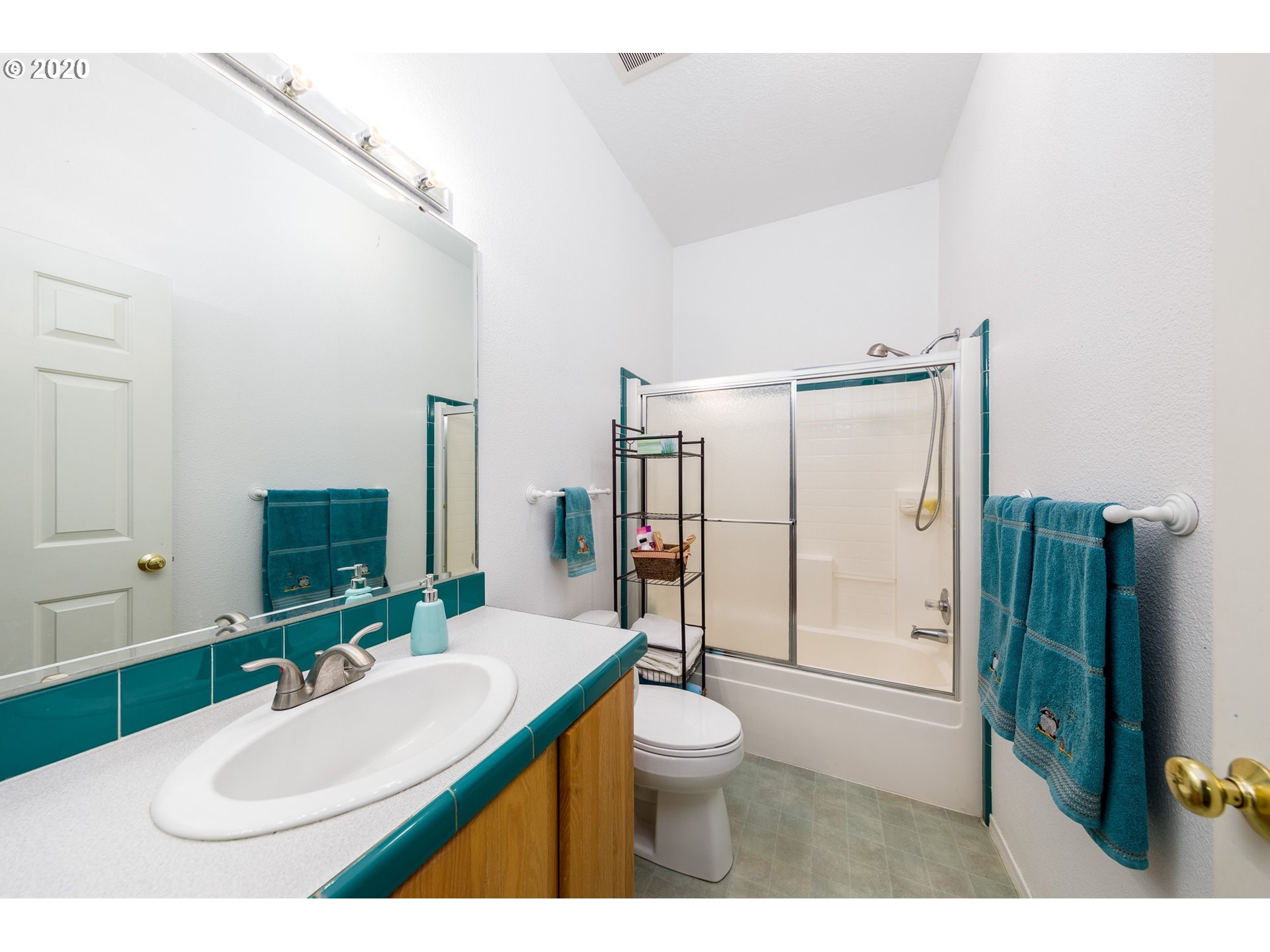 1403 Tucker Road Hood River, OR 97031 - Photo 18 of 28