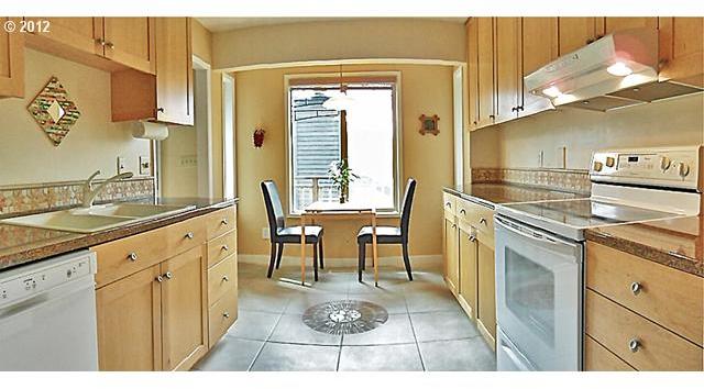 9930 Southwest Quail Post Road Portland, OR 97219 - Photo 4 of 6 Gallery Image 4