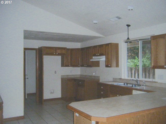 413 Addison Lane Cave Junction, OR 97523 - Photo 11 of 28 Gallery Image 11
