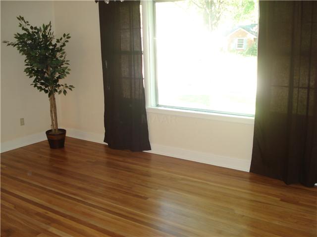 995 Wingfield Road Memphis, TN 38122 - Photo 6 of 24 A view of the large picture window in the living room.
