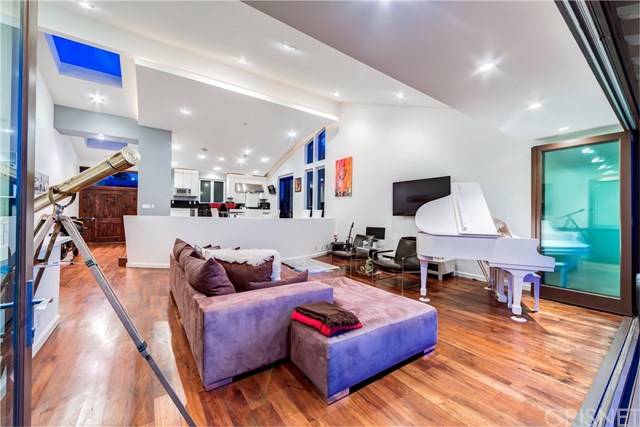 6407 La Punta Drive Los Angeles, CA 90068 - Photo 2 of 19