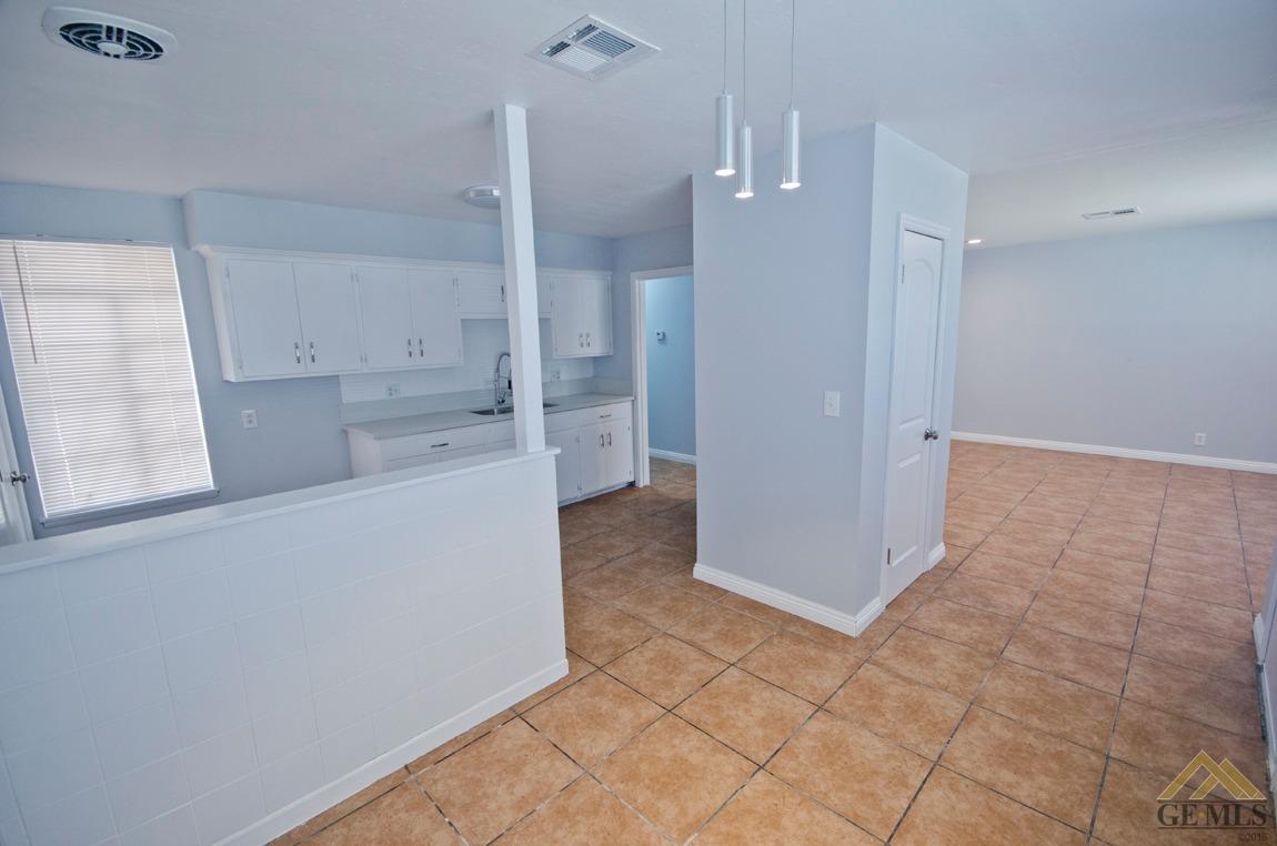 911 Sandra Drive Bakersfield, CA 93304 - Photo 9 of 31