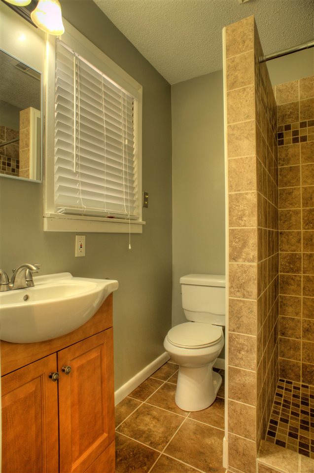 1204 Marcia Road Memphis, TN 38117 - Photo 10 of 17 Updated full bath off of kitchen an den.