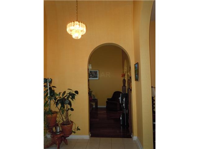 5502 Patsy Circle East Memphis, TN 38125 - Photo 19 of 25 Spacious entry with an arched openings into the living space. This arch opening leads you to the dining room.