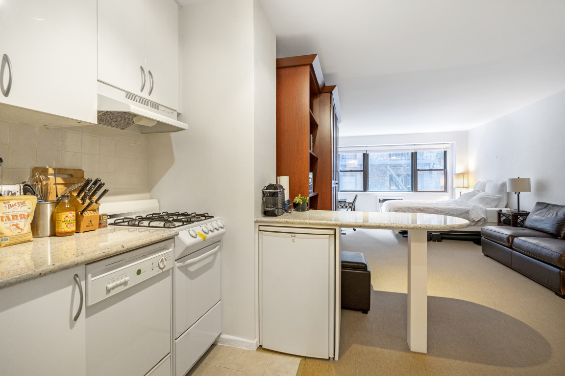 320 East 54th Street, Unit 2A Manhattan, NY 10022 - Photo 6 of 11