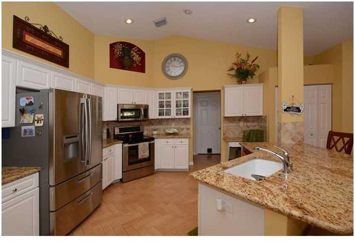 3230 Overlook Road Davie, FL 33328 - Photo 6 of 23