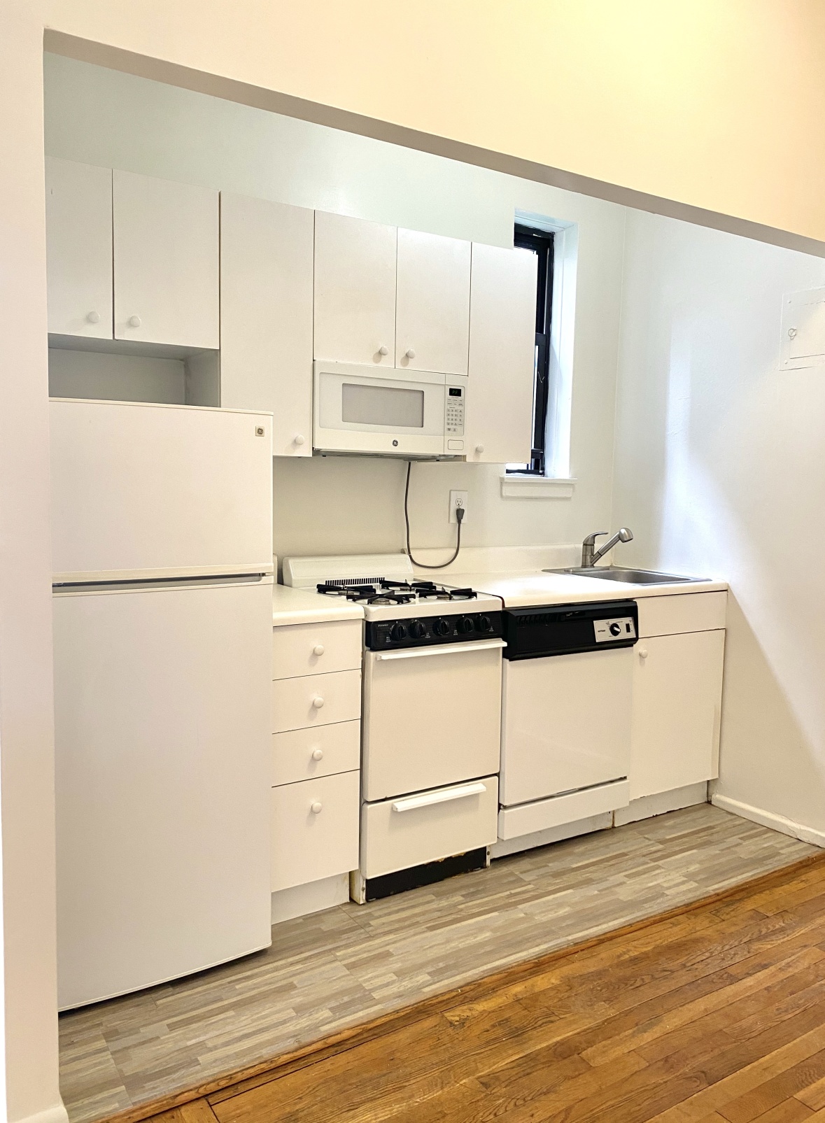 301 East 49th Street, Unit 6C Manhattan, NY 10017 - Photo 2 of 4