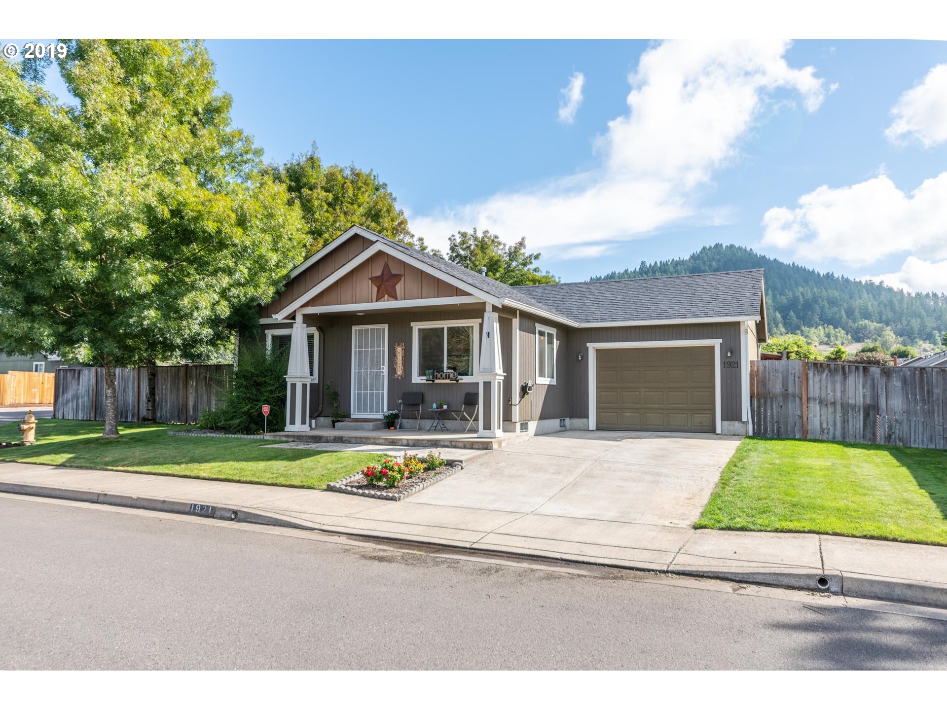 1921 South 57th Place Springfield, OR 97478 - Photo 3 of 19