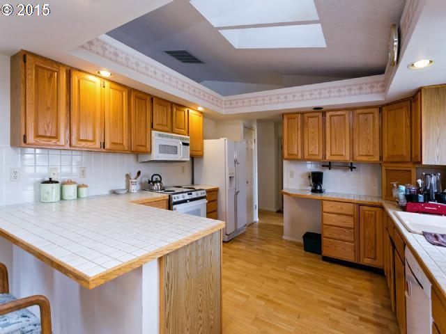 1375 Tucker Road Hood River, OR 97031 - Photo 5 of 16