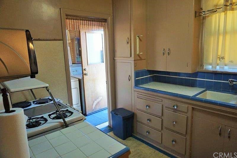 2107 West 84th Place Los Angeles, CA 90047 - Photo 12 of 30