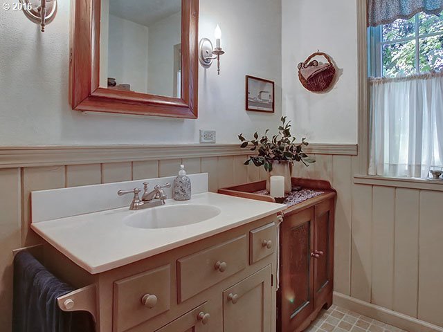 8517 Southwest 58th Avenue Portland, OR 97219 - Photo 19 of 32 Gallery Image 19