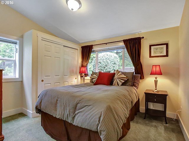 2802 Southwest Mitchell Court Portland, OR 97239 - Photo 17 of 32 Gallery Image 17