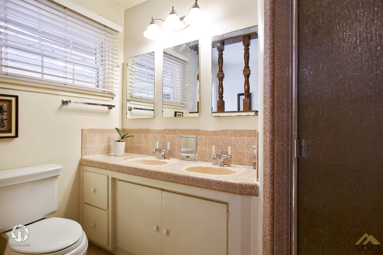 1772 Locust Ravine Bakersfield, CA 93306 - Photo 29 of 39 Gallery Image 29