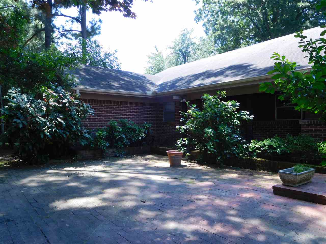 345 North Perkins Road Memphis, TN 38117 - Photo 2 of 20 Brick patio out front.