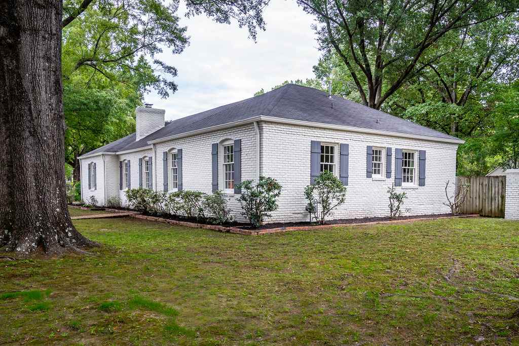 4 Fernway Road Memphis, TN 38117 - Photo 2 of 23 4 N. Fernway side yard.