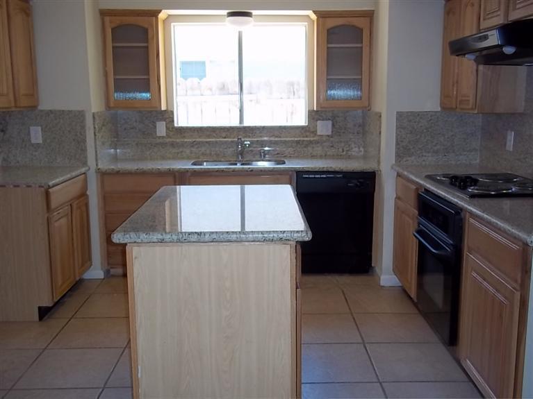 4404 Thatch Avenue Bakersfield, CA 93313 - Photo 8 of 20