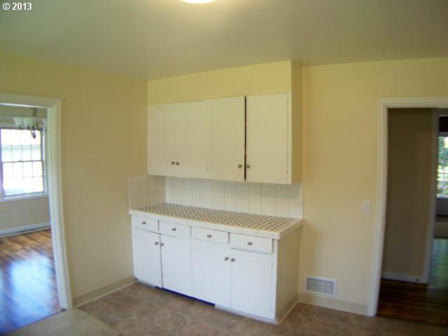 9009 Southeast Reedway Street Portland, OR 97266 - Photo 12 of 15 Gallery Image 12
