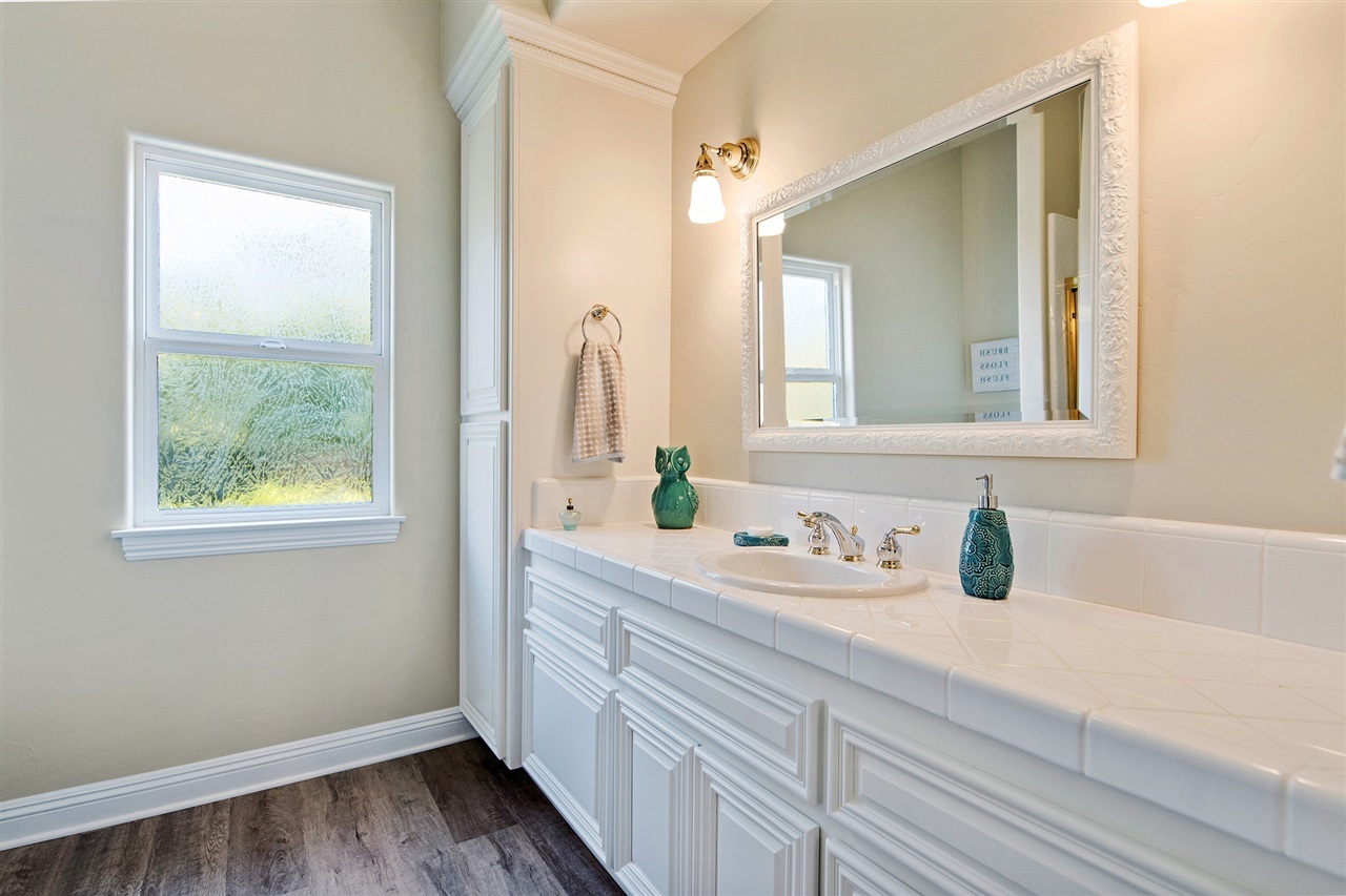 2206 Dos Lomas Fallbrook, CA 92028 - Photo 16 of 25 This large, bright and airy Ensuite is freshly painted and with new carpeting.