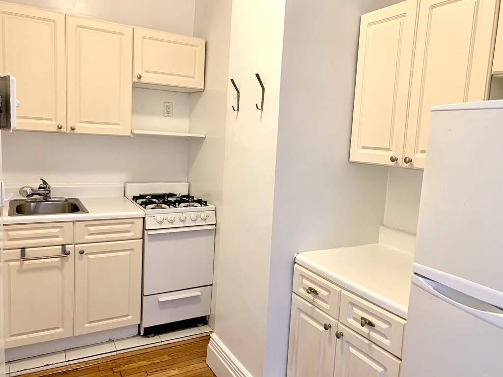 10 Bethune Street, Unit 2B Manhattan, NY 10014 - Photo 8 of 17