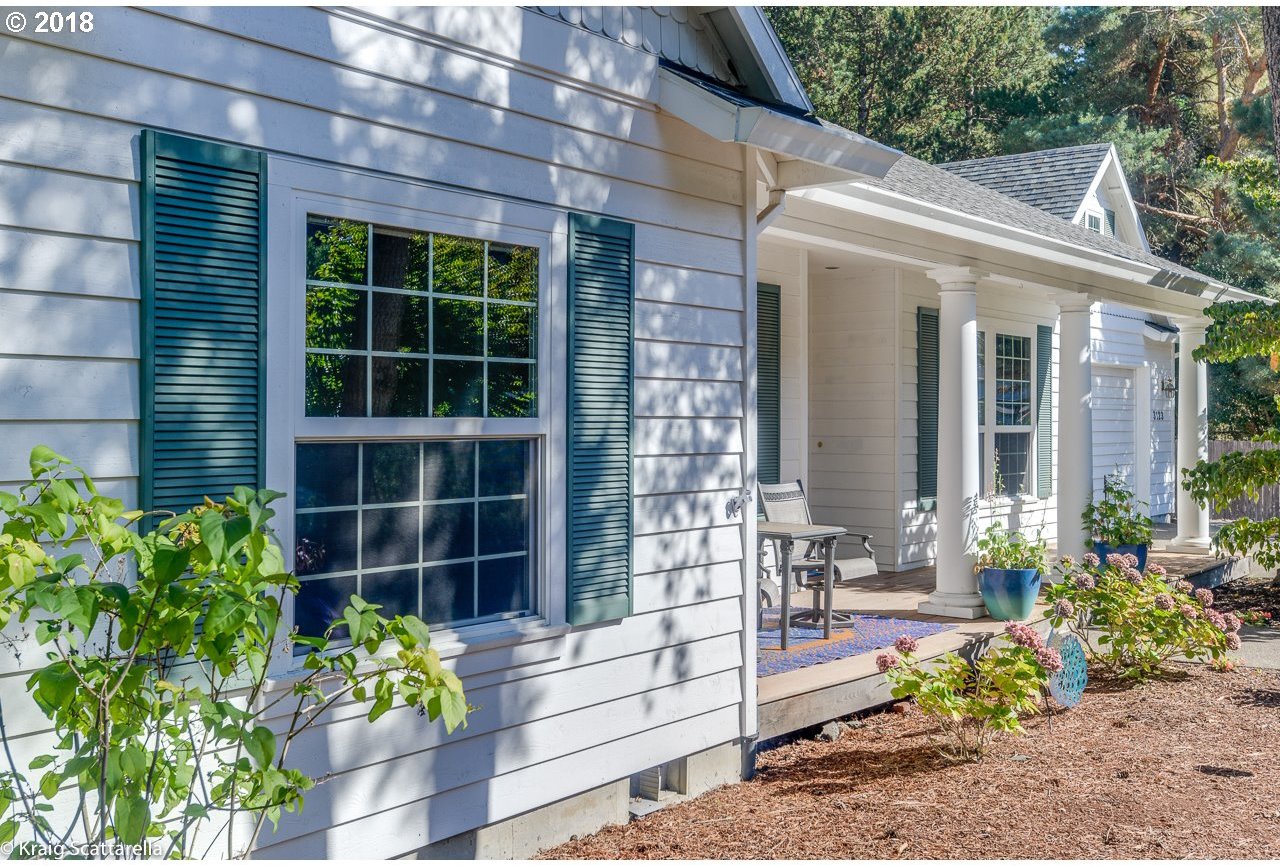 3123 Southwest Huber Street Portland, OR 97219 - Photo 5 of 23