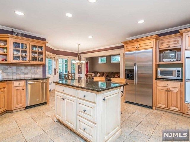 22 Oweno Road Mahwah, NJ 07430 - Photo 9 of 25
