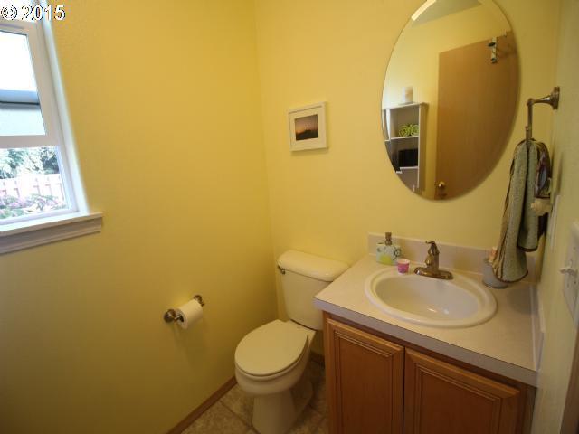 911 Northeast Faloma Road Portland, OR 97211 - Photo 14 of 16 Gallery Image 14