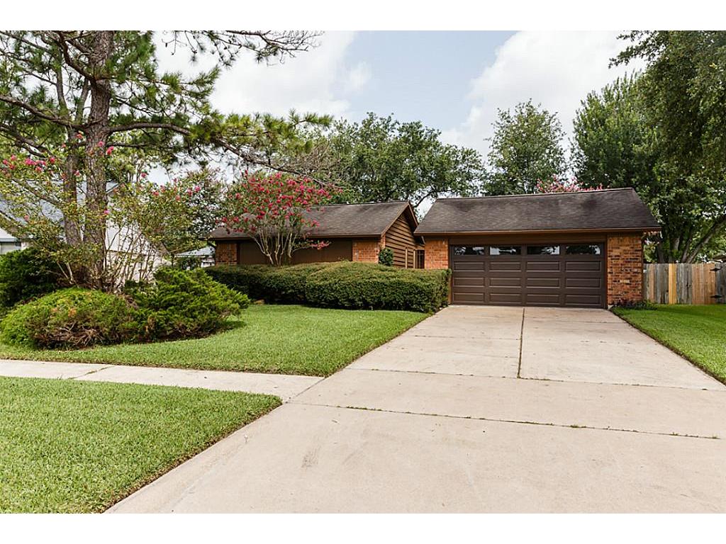 Great curb appeal.  Located directly across from the park, pool and tennis courts.