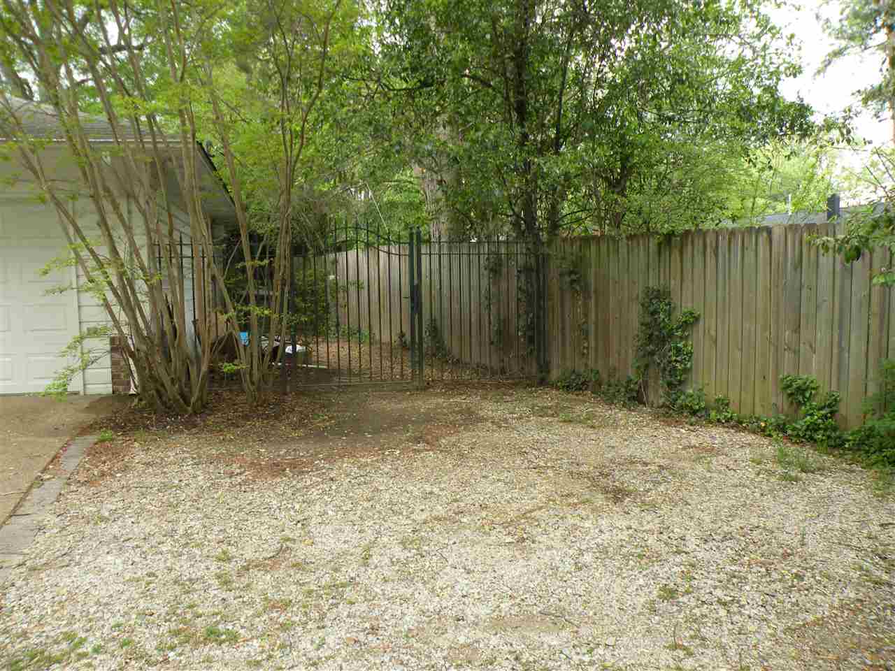 61 Fernway Road Memphis, TN 38117 - Photo 20 of 21 to side yard