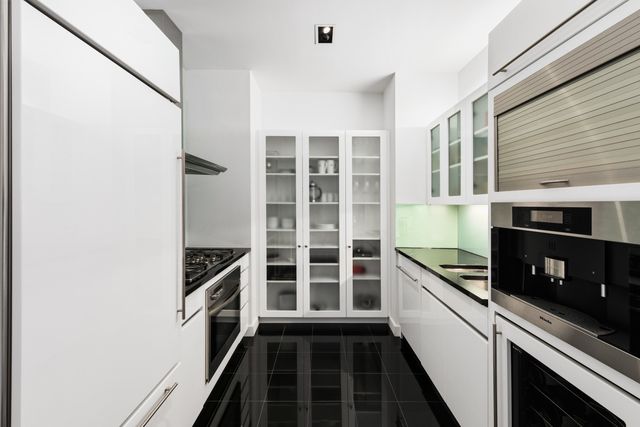 $4,225,000 | 60 East 55th Street, Unit PH1 | Midtown East