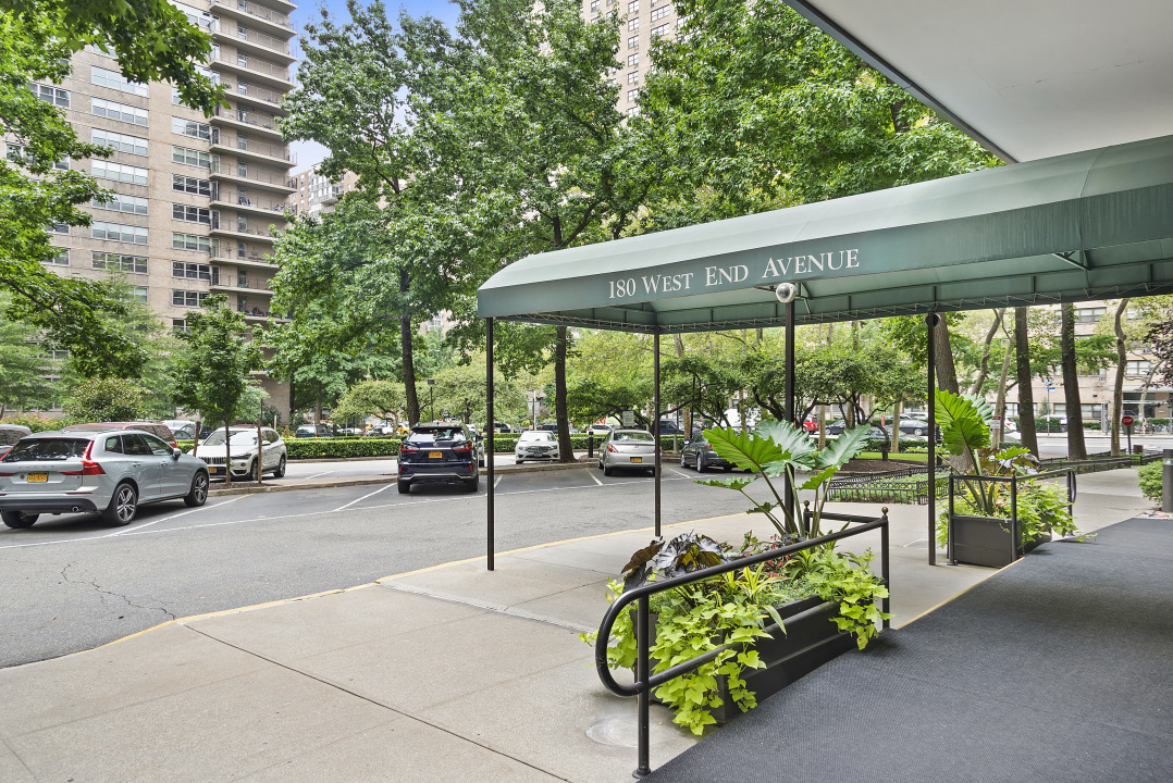 Lincoln Towers 180 West End Ave, Manhattan, NY 10023 - Photo 4 of 6