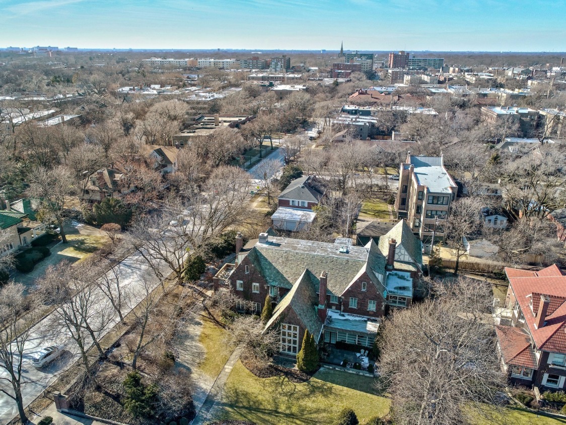 900 Edgemere Court, Evanston, IL 60202 Compass