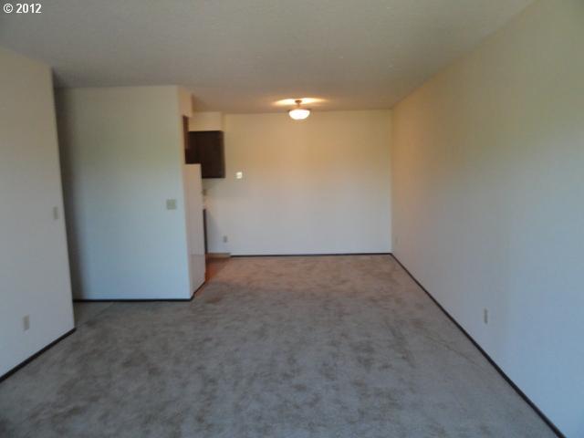 950 Evergreen Road, Unit 313 Woodburn, OR 97071 - Photo 8 of 12 Gallery Image 8