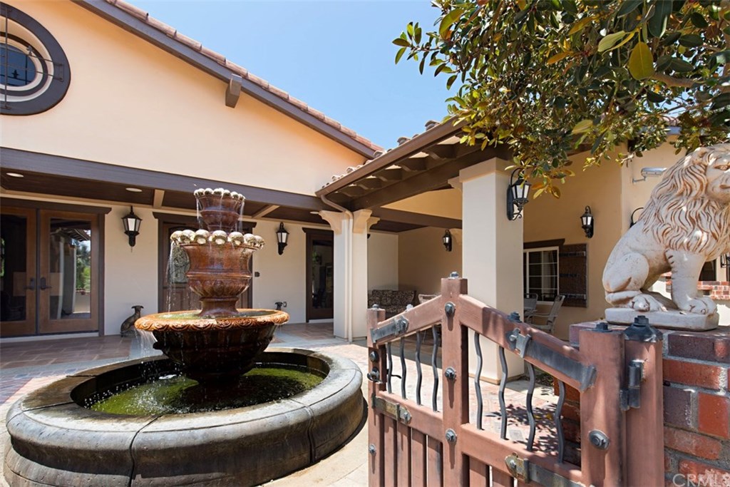 1640 Hillside Avenue Norco, CA 92860 - Photo 14 of 75 Grand couryard