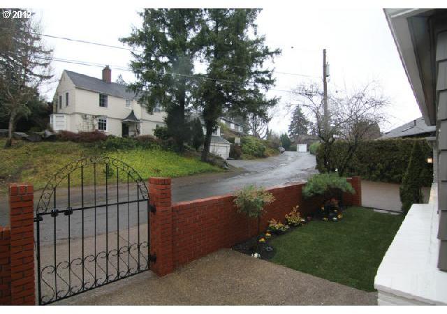 2924 Southwest Labbe Avenue Portland, OR 97221 - Photo 15 of 16