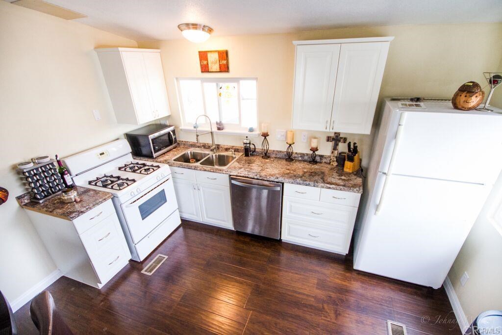 80 Huntington Street, Unit 208 Huntington Beach, CA 92648 - Photo 5 of 18