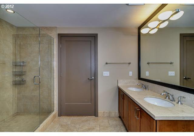 2442 Northwest Westover Road, Unit 302 Portland, OR 97210 - Photo 12 of 16 Gallery Image 12