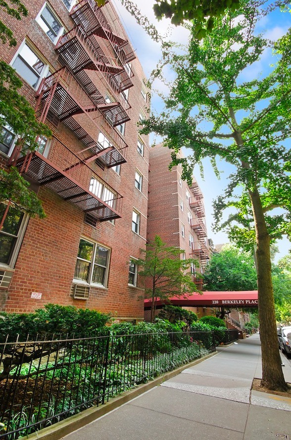 220 Berkeley Pl, Brooklyn, NY 11217 - Photo 2 of 5