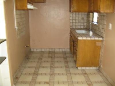 1014 Lawson Road Bakersfield, CA 93307 - Photo 4 of 10 Gallery Image 4