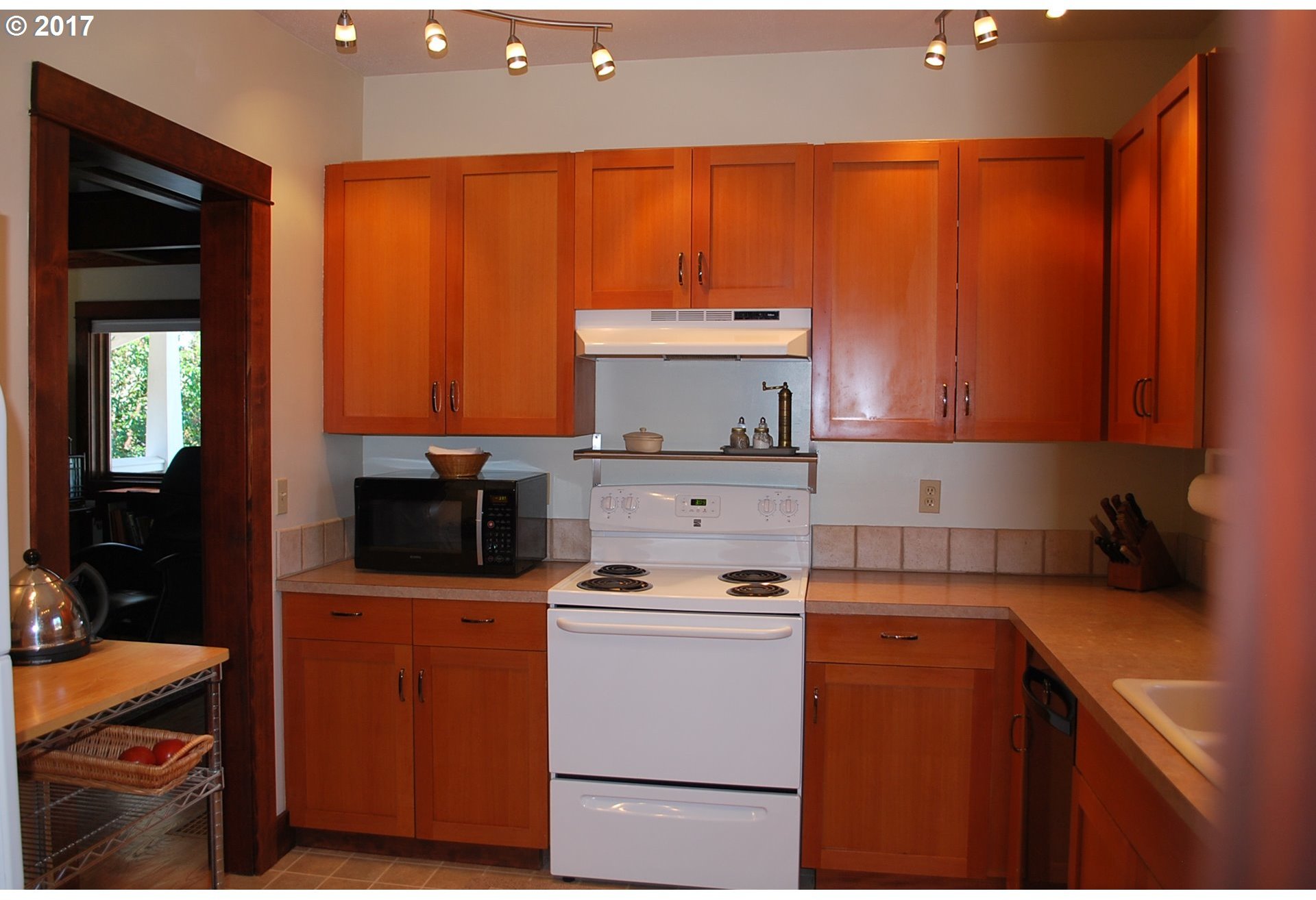 3530 Southwest Falcon Street Portland, OR 97219 - Photo 12 of 32 Gallery Image 12