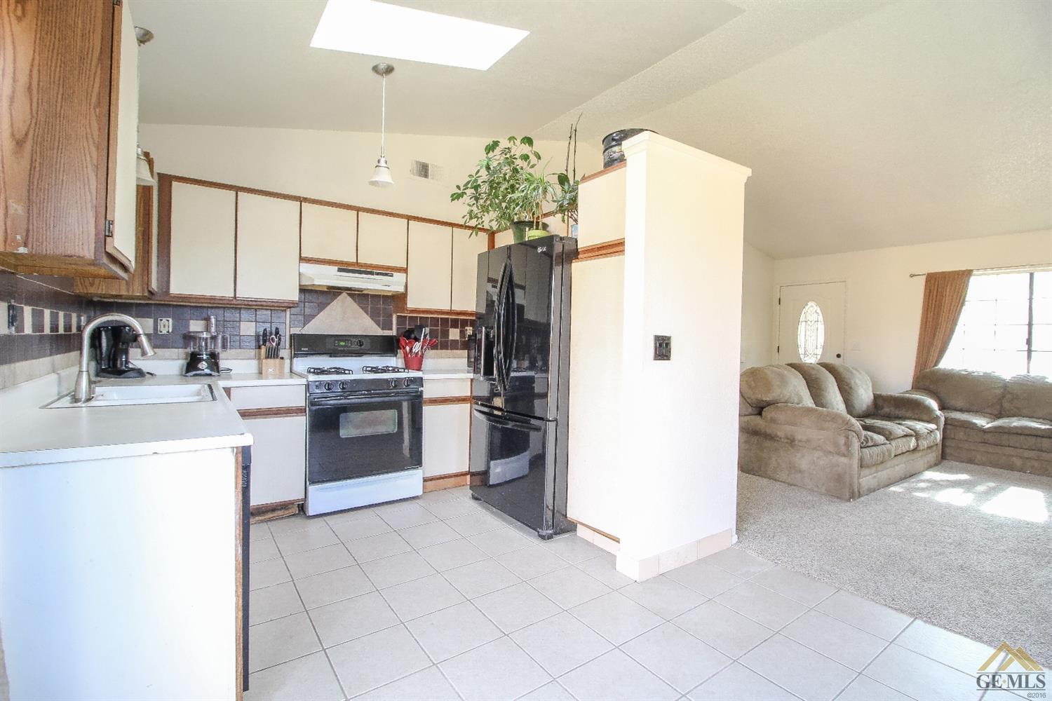 205 Chestnut Court Tehachapi, CA 93561 - Photo 8 of 28 Gallery Image 8