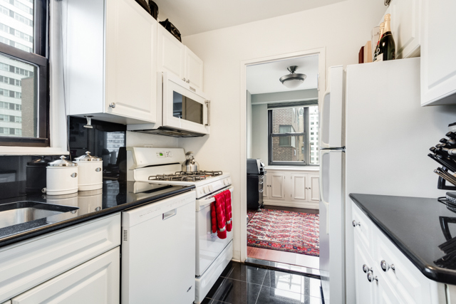 233 East 69th Street, Unit 11H Manhattan, NY 10021 - Photo 5 of 9