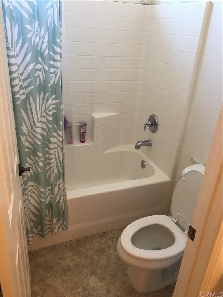 692 Apache Street San Jacinto, CA 92582 - Photo 33 of 36 Upstairs bathroom # 2