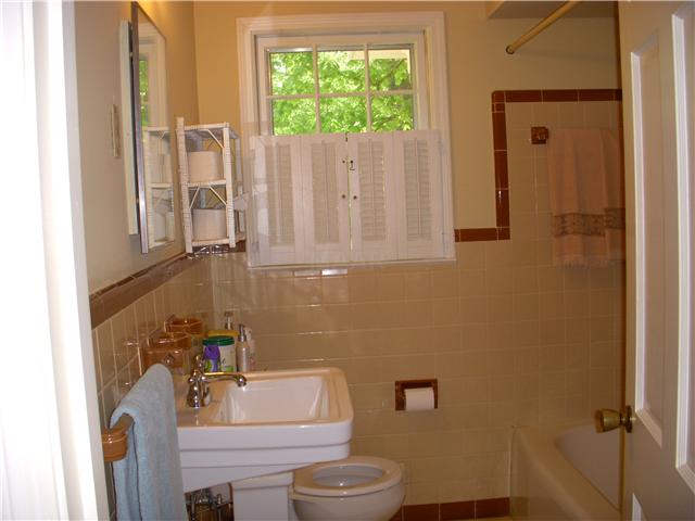 3549 McCorkle Road Memphis, TN 38116 - Photo 18 of 25 Hall bath with vintage tile is in great shape and sparkling clean ...