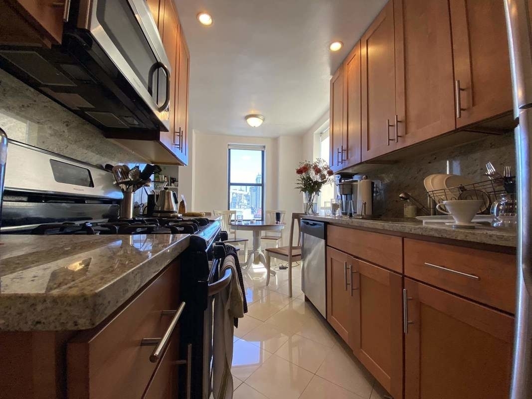 161 West 16th Street, Unit 19G Manhattan, NY 10011 - Photo 3 of 10