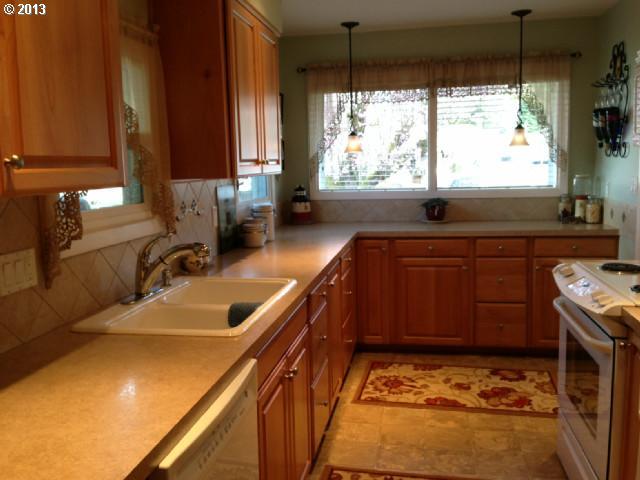 4635 Southwest 180th Avenue Aloha, OR 97078 - Photo 2 of 16 Gallery Image 2