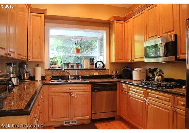 3048 Southwest Collins Court Portland, OR 97219 - Photo 7 of 16 Gallery Image 7
