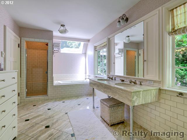 12526 Southwest Edgecliff Road Portland, OR 97219 - Photo 14 of 16 Gallery Image 14