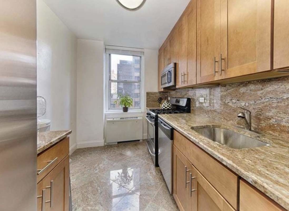250 East 65th Street, Unit 5G Manhattan, NY 10065 - Photo 4 of 8