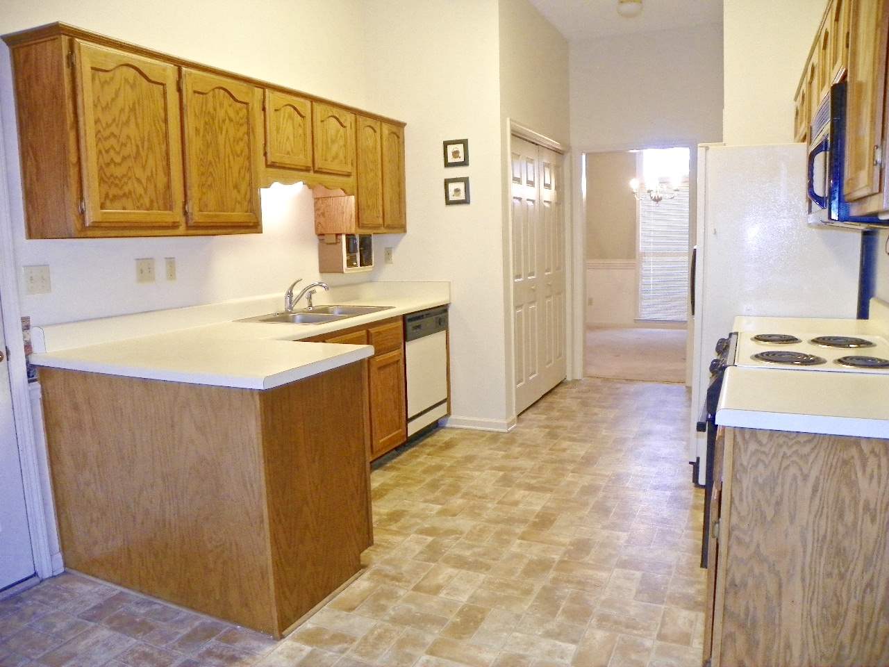 10' ceiling  'open, airy feel'  ... pantry